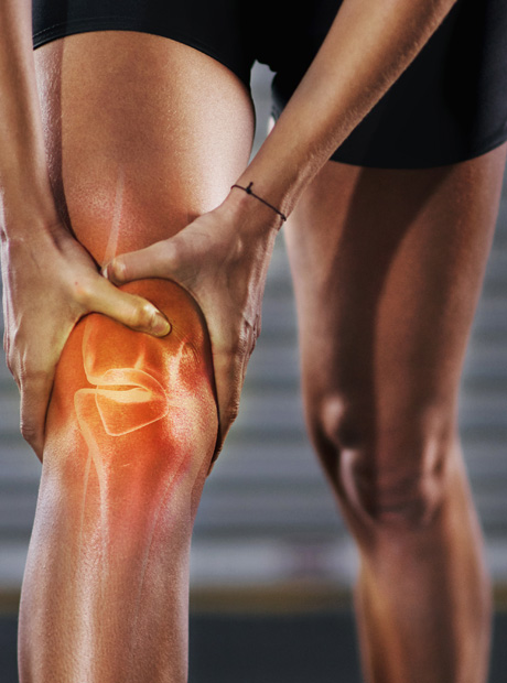 Persona con dolor en la rodilla